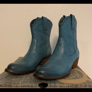 Womens size 6 Born Wynd turquoise boots.